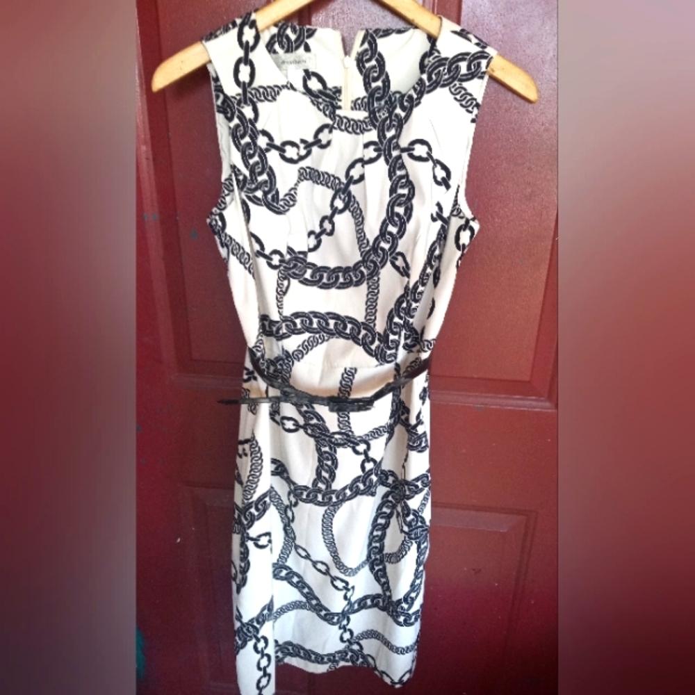 Chain link design dress. With belt